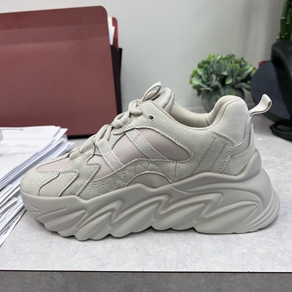 Madden Girl size 7 sneakers - Picture 2 of 3